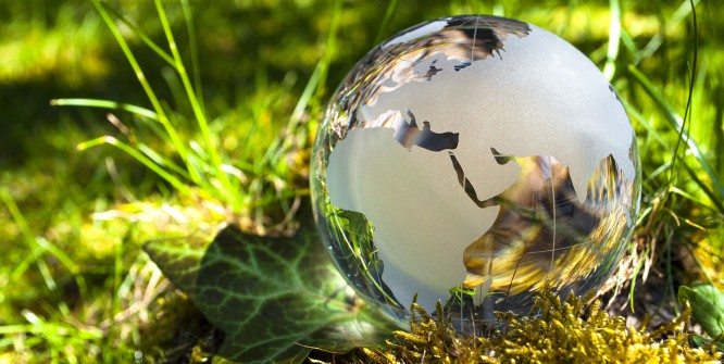 Weltkugel aus Glas, Erde mit Gras und Sonne, Naturschutz, Umweltschutz, Klimaschutz 